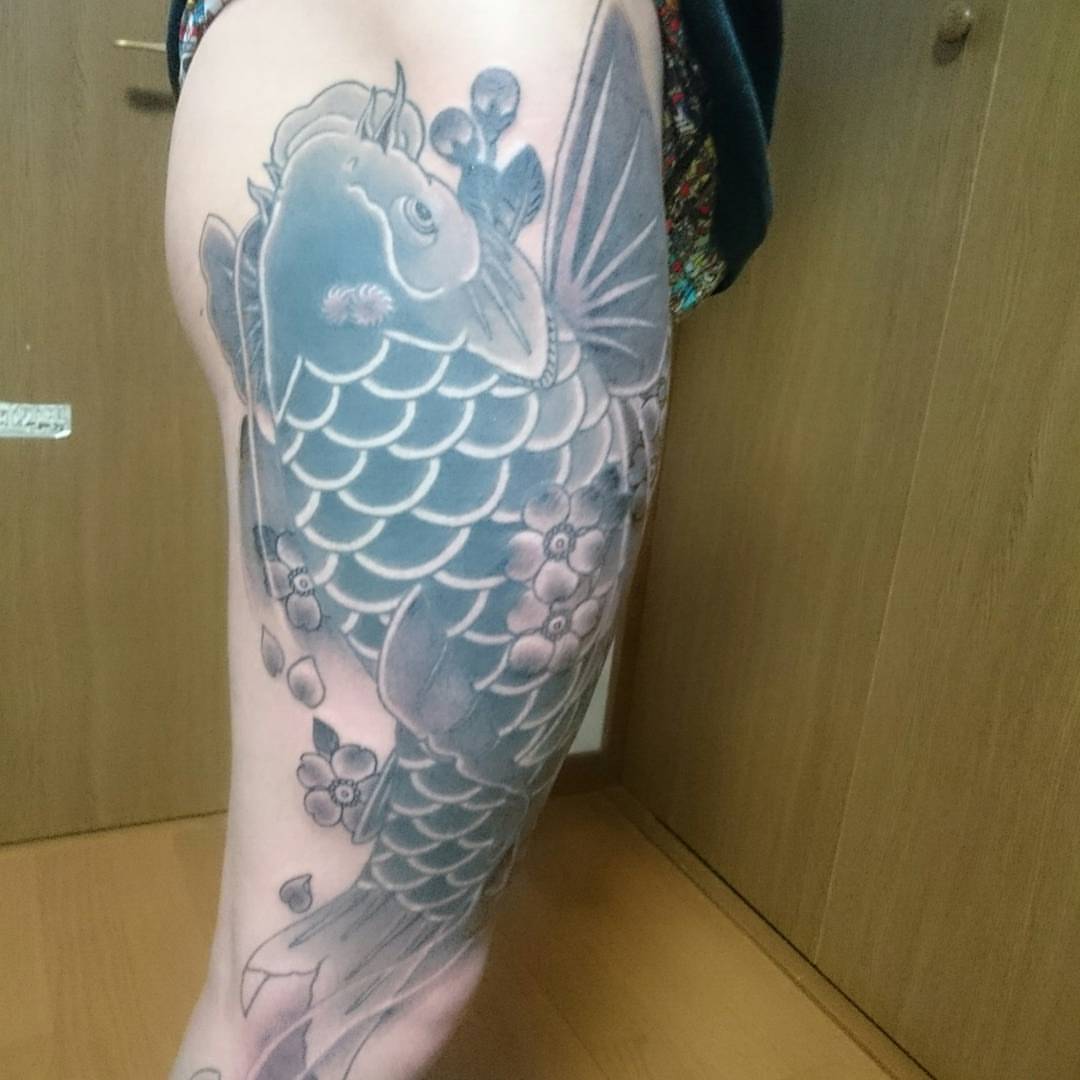 Koi fish and cherry blossoms japanese irezumi tattoo on the thigh by Daichi Horiyama