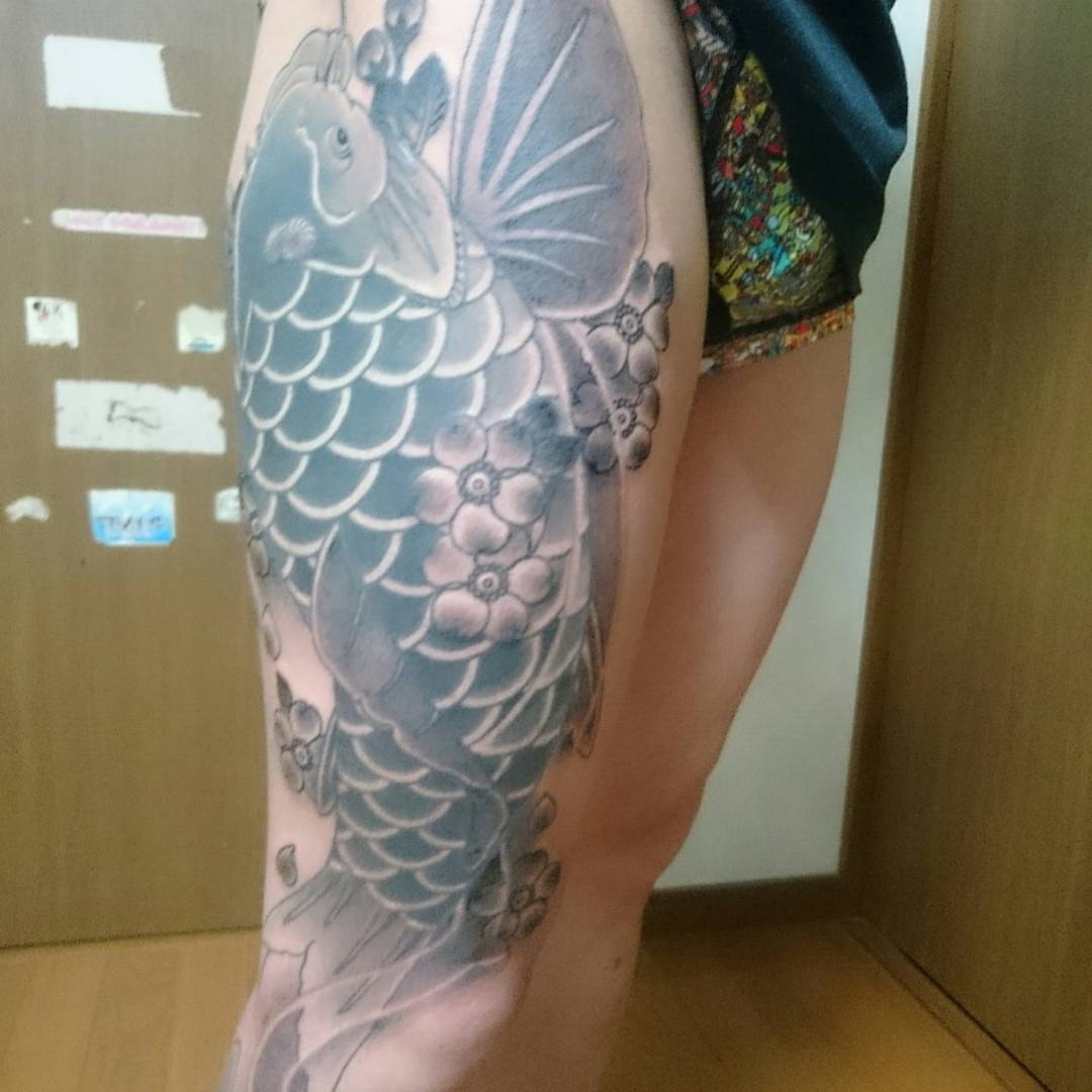 Koi fish and flowers japanese irezumi tattoo on the calf by Daichi Horiyama