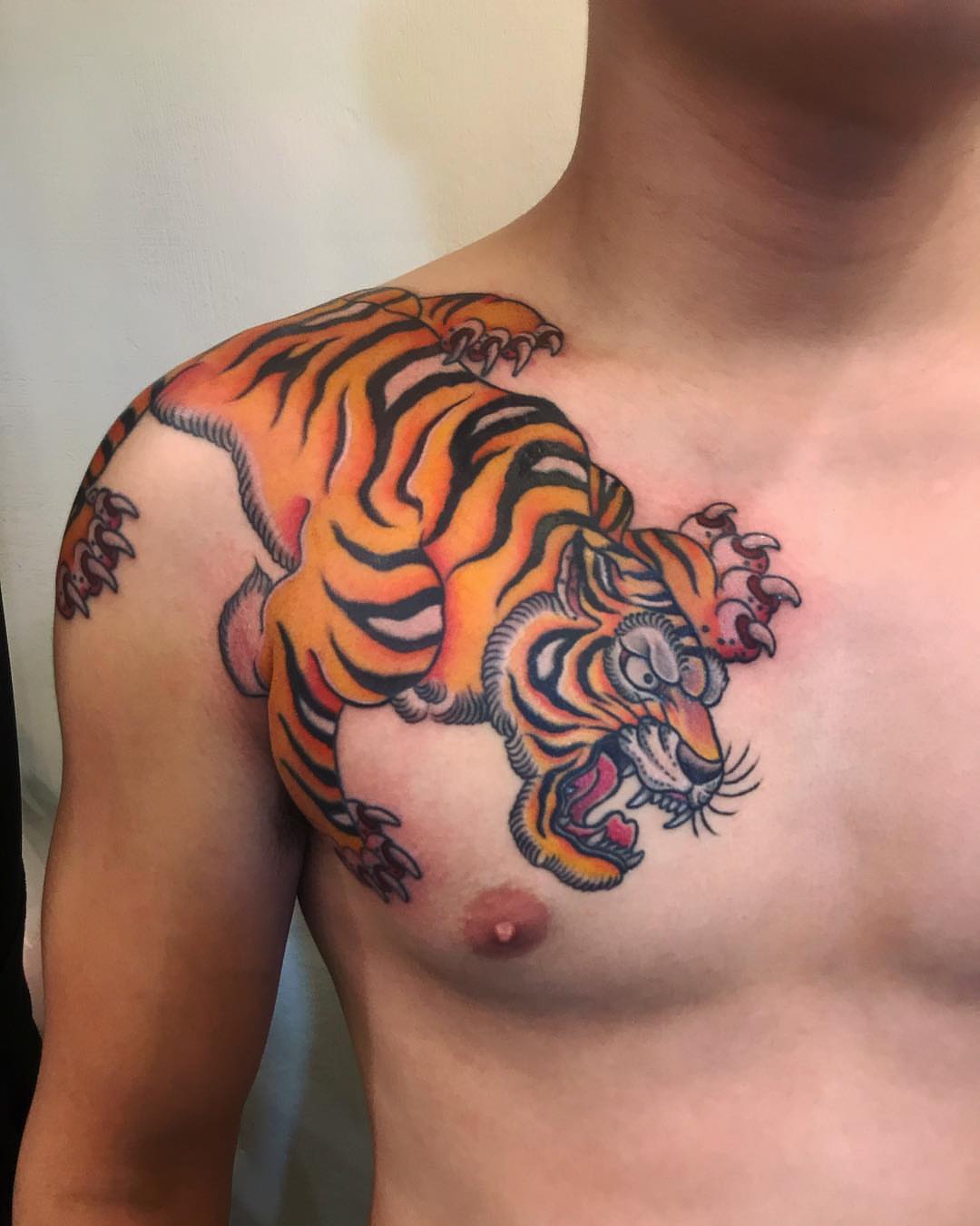 Tiger American traditional tattoo on the chest by 重君