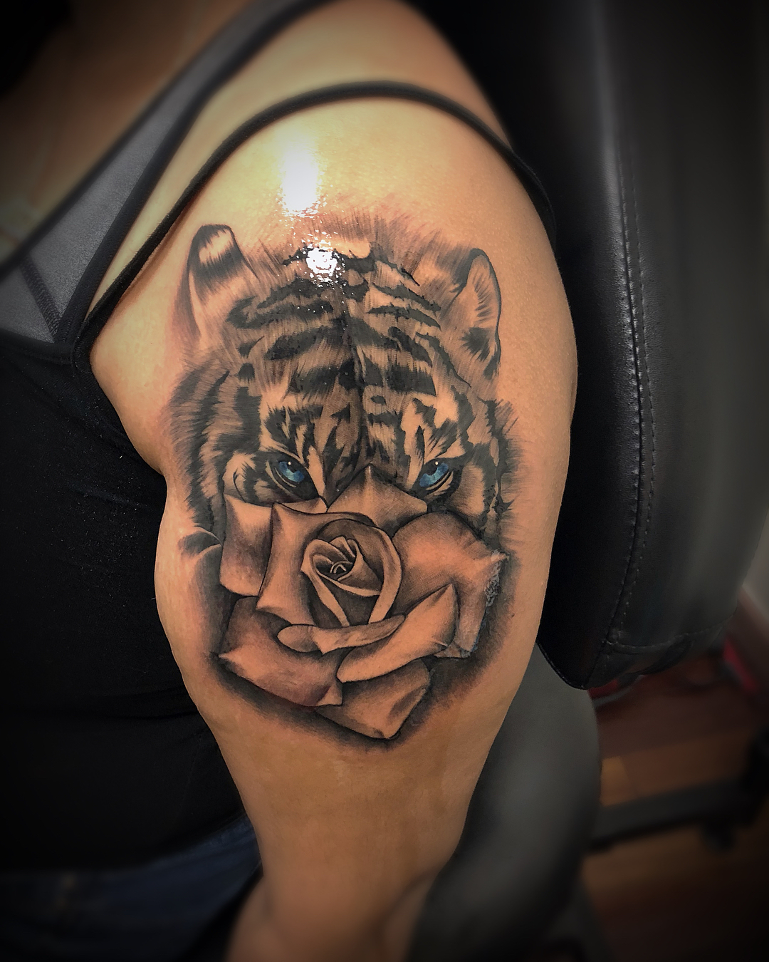 Tiger and rose realism tattoo on the shoulder by DJ ๐จ๐พโ๐จ