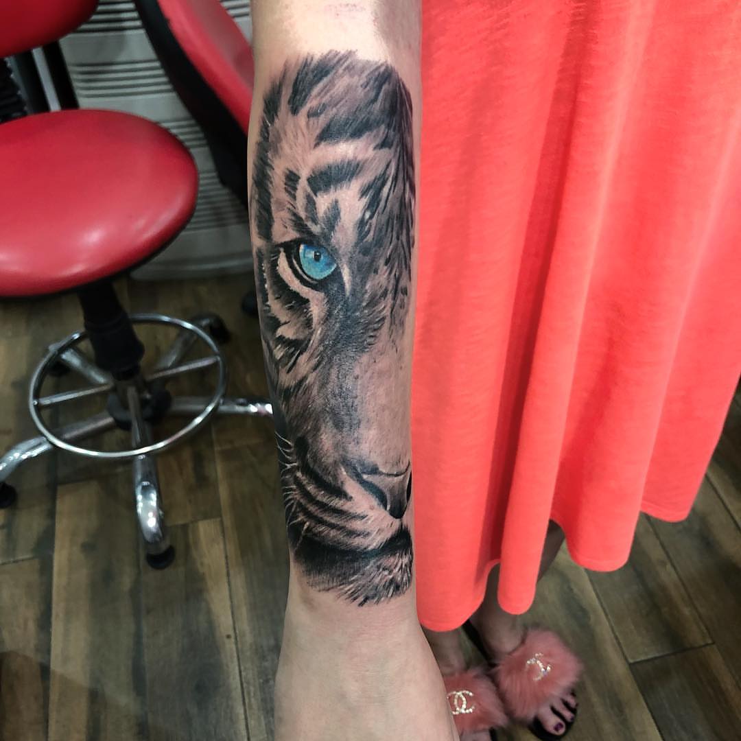 Tattoo by @ozzyblacklinetattoo — realism