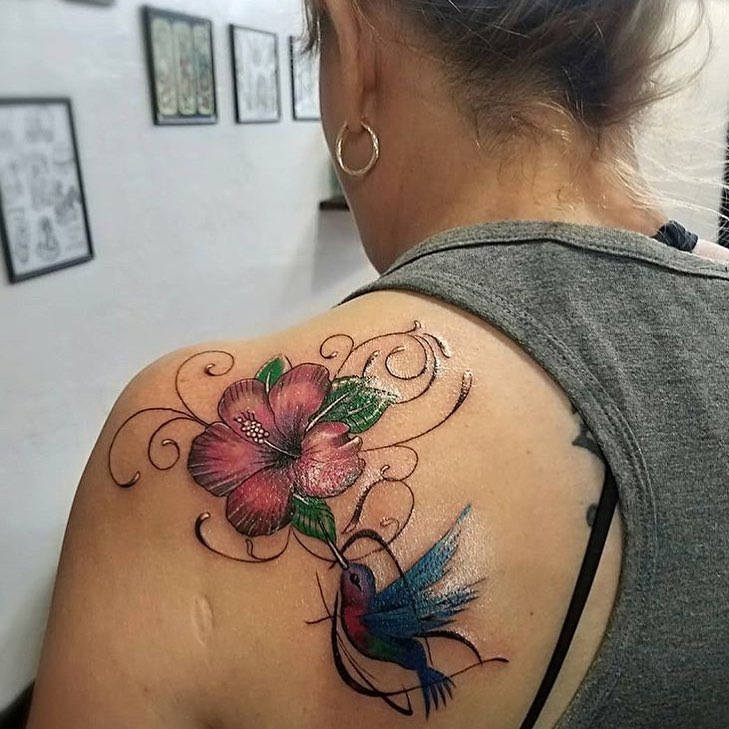Flower and hummingbird realism tattoo on the shoulder by Felix 🔸 Chesto (Tattooers)