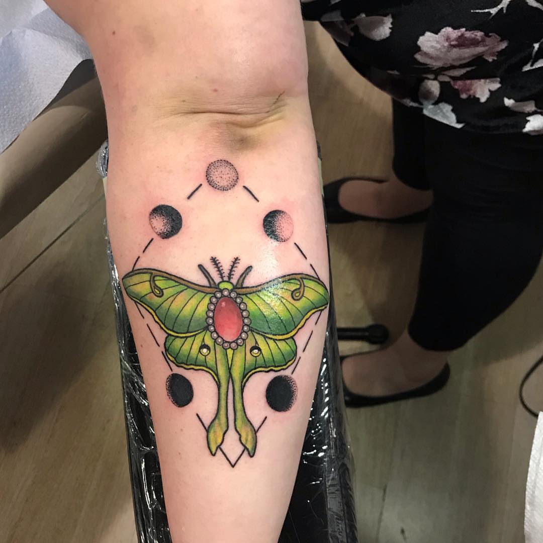 Tattoo by @lewylew_tattoo — dotwork, realism