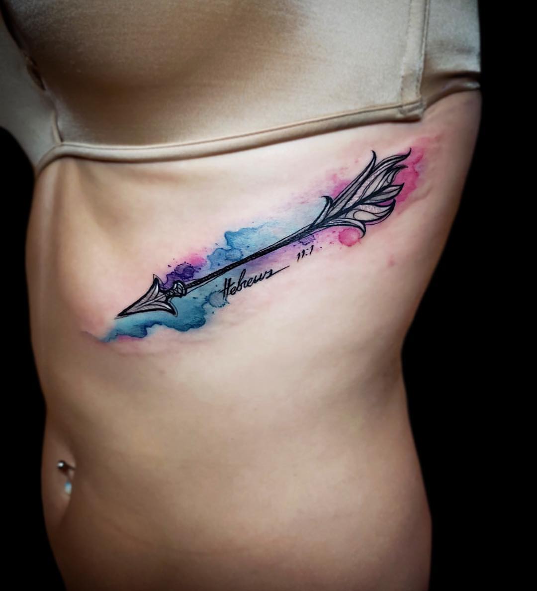 Arrow watercolor tattoo on the ribs by @doctorze