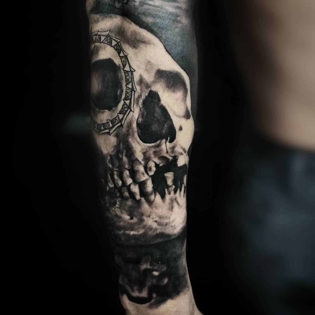 Skull realism tattoo on the forearm by Lindsay