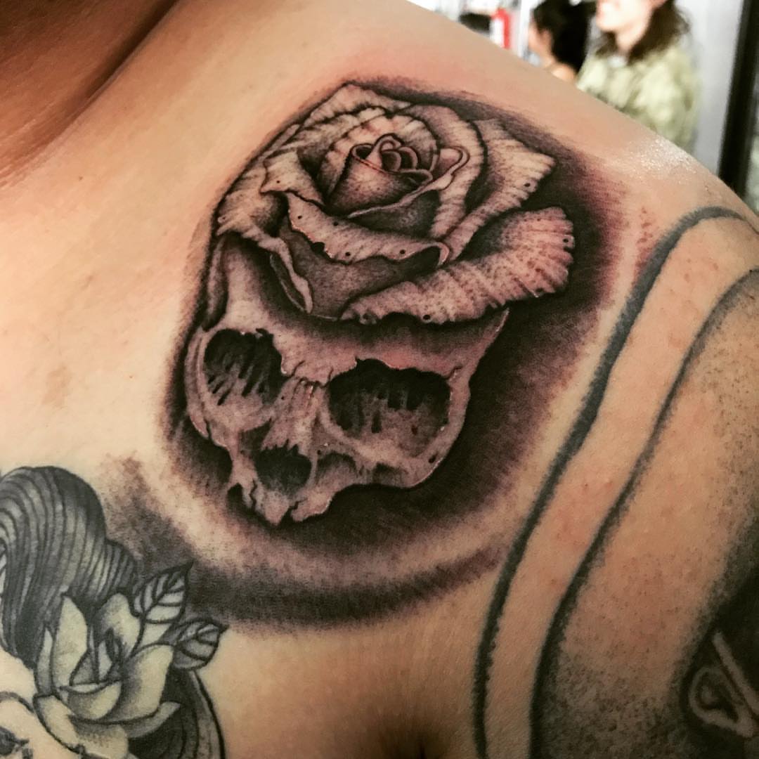 Rose realism tattoo on the shoulder by Felix 🔸 Chesto (Tattooers)