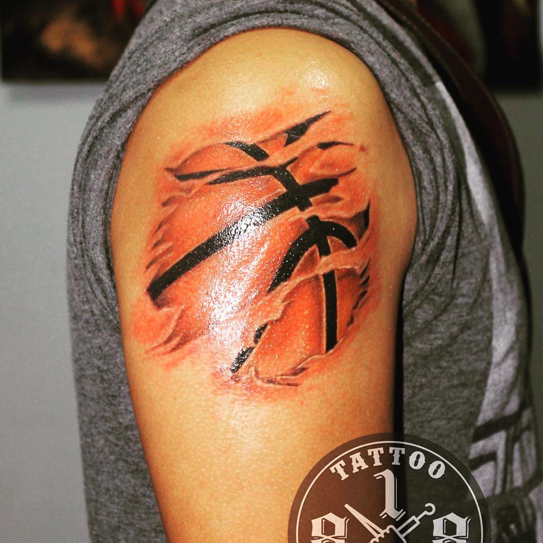 Abstract design geometric tattoo on the shoulder by Ferds Villanueva