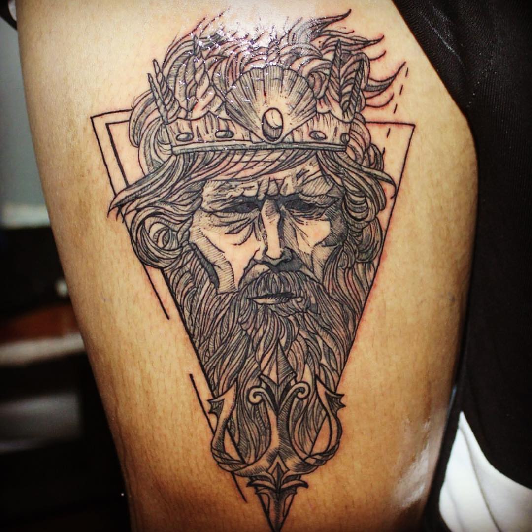 Bearded man with crown realism tattoo on the thigh by Ferds Villanueva