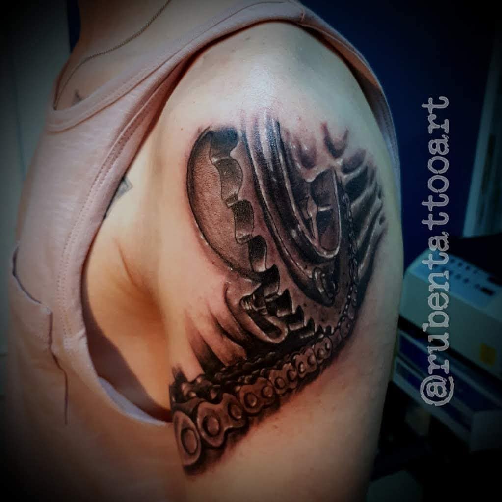 Mechanical gear black and grey tattoo on the shoulder by 212tattoomalaga, Málaga, Spain