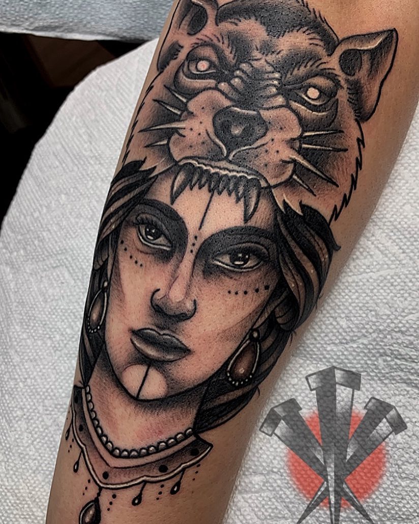 Woman with tiger realism tattoo on the forearm by George Weibe