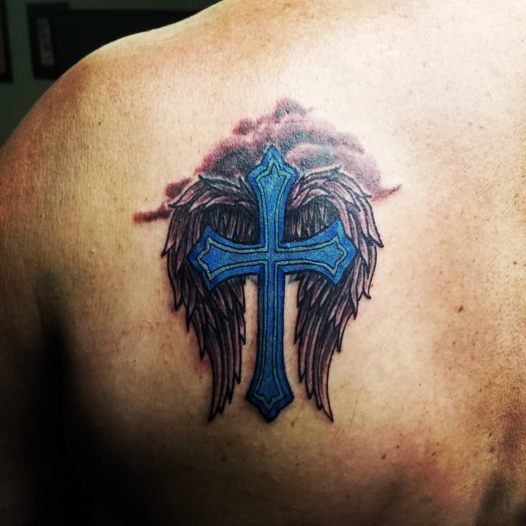 Cross with wings neo-traditional tattoo on the shoulder by André Brazil