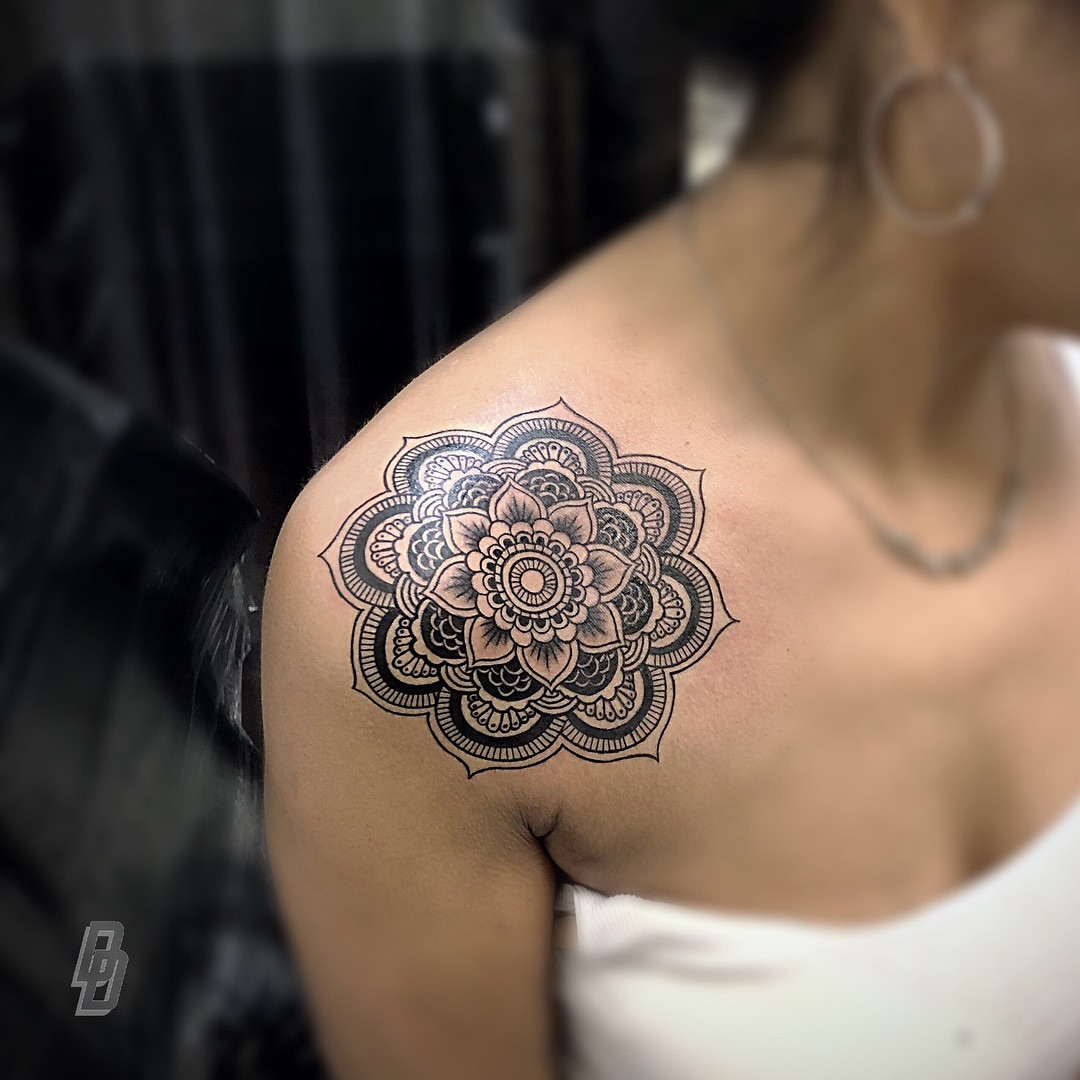 Mandala black and grey tattoo on the shoulder by DJ 👨🏾‍🎨