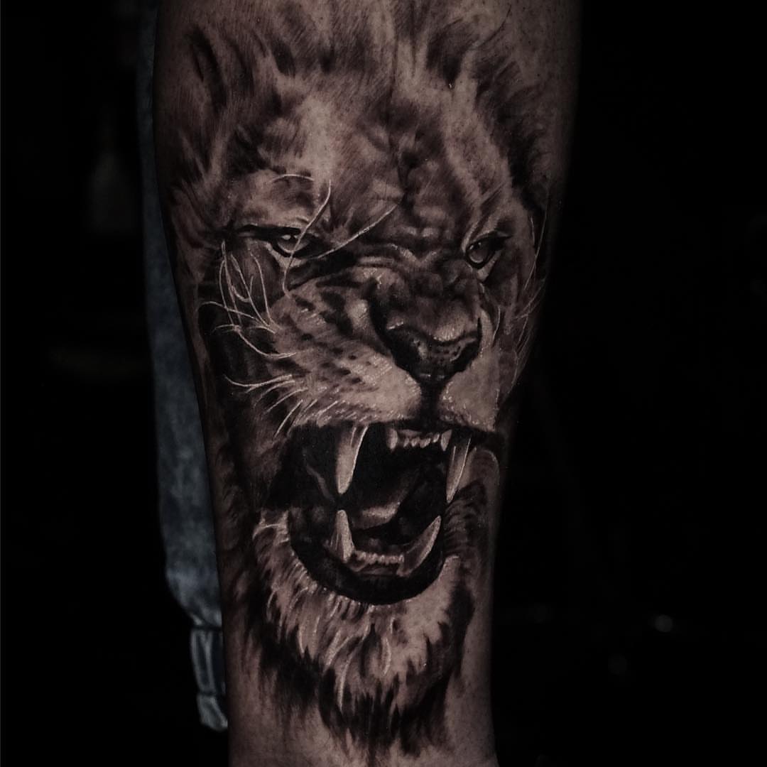 Roaring lion realism tattoo on the forearm by Lindsay