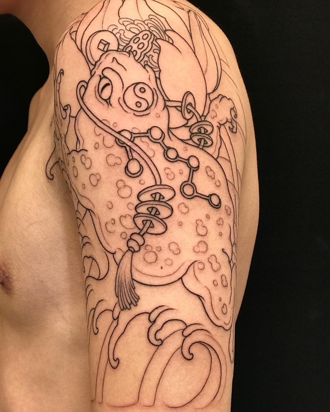 Toad black and grey tattoo on the upper arm by 重君