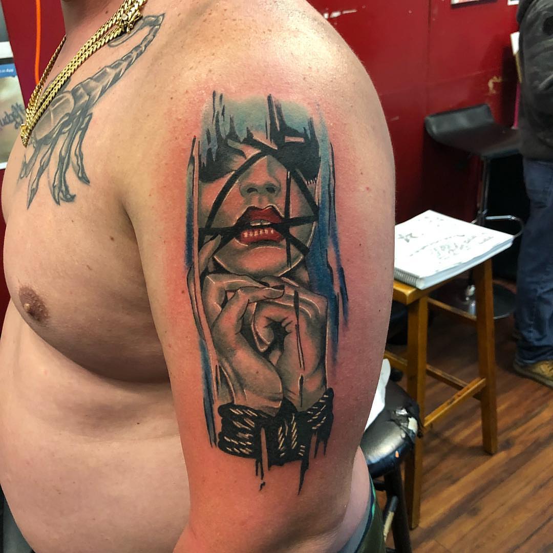 Woman realism tattoo on the shoulder by Tattoos By Mauze