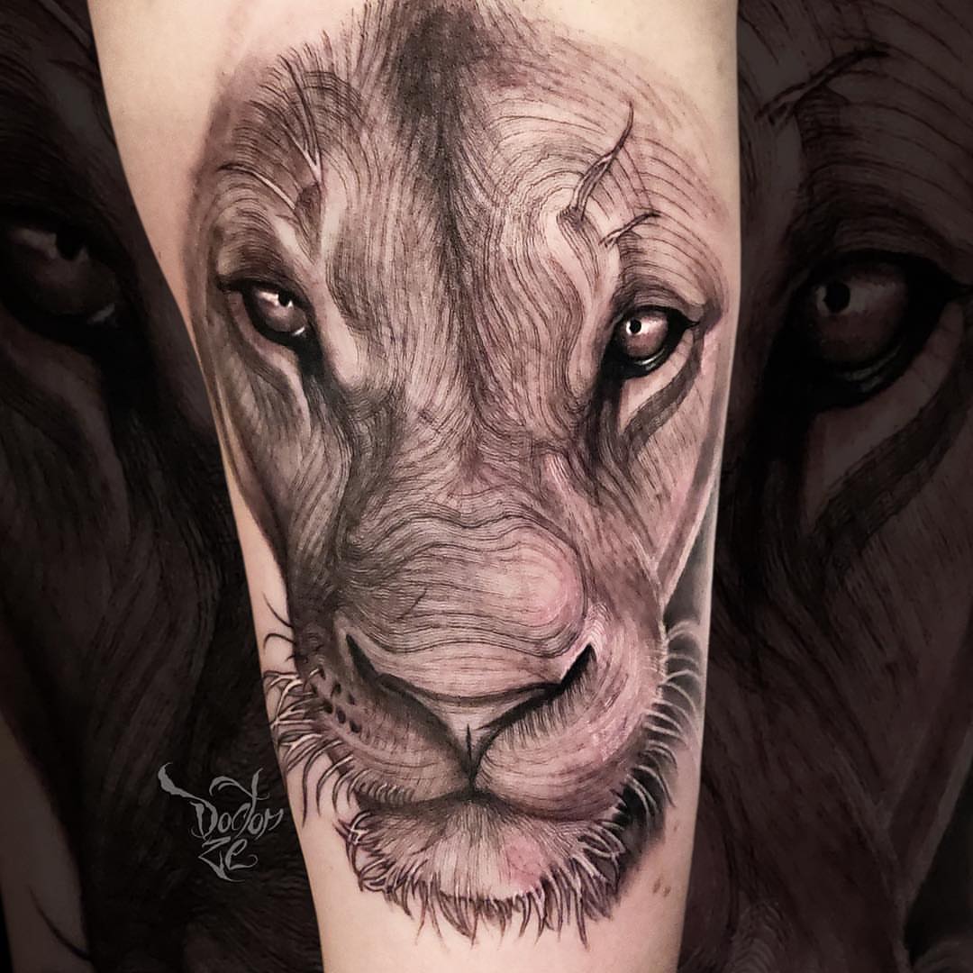 Lion realism tattoo on the forearm by @doctorze