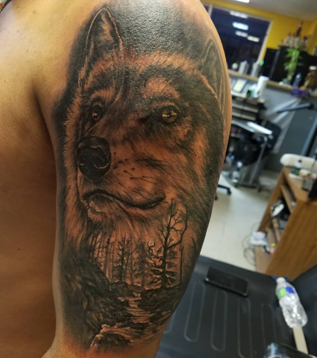 Wolf realism tattoo on the upper arm by Anthony Coleman, Midland, Texas