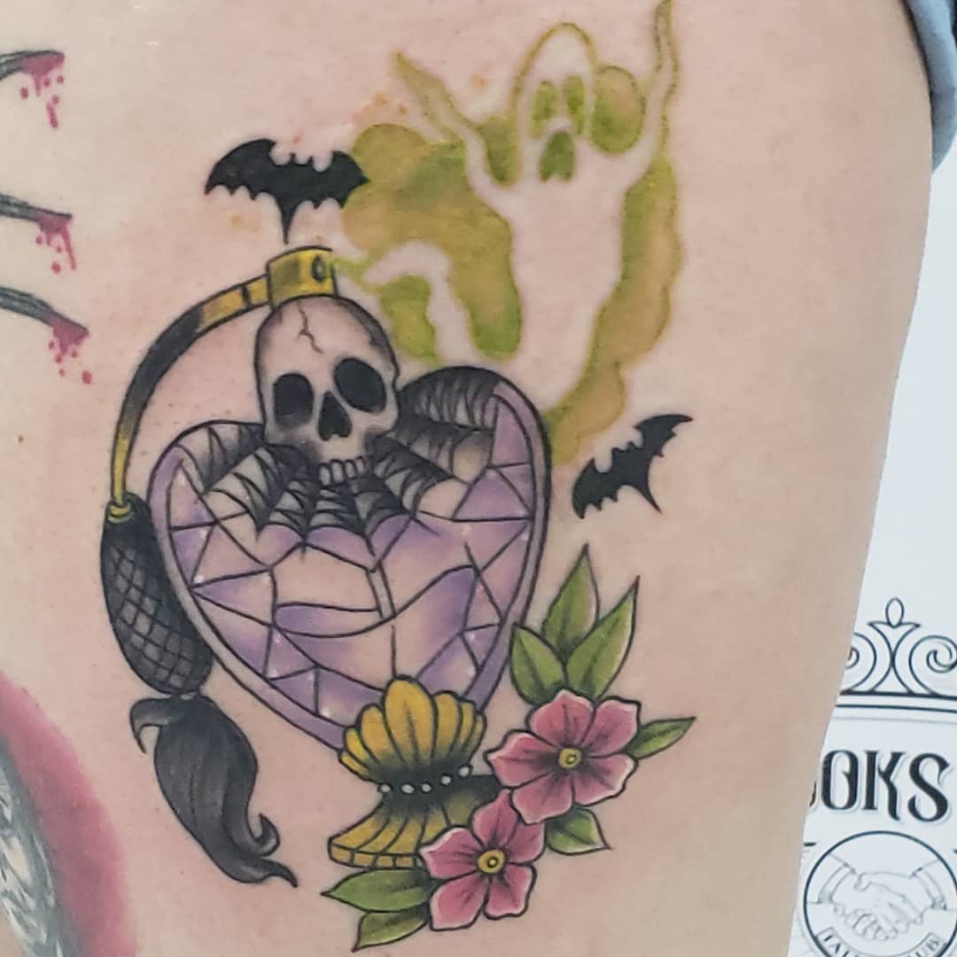 Skull and heart geometric tattoo on the thigh by Daniel Illachek