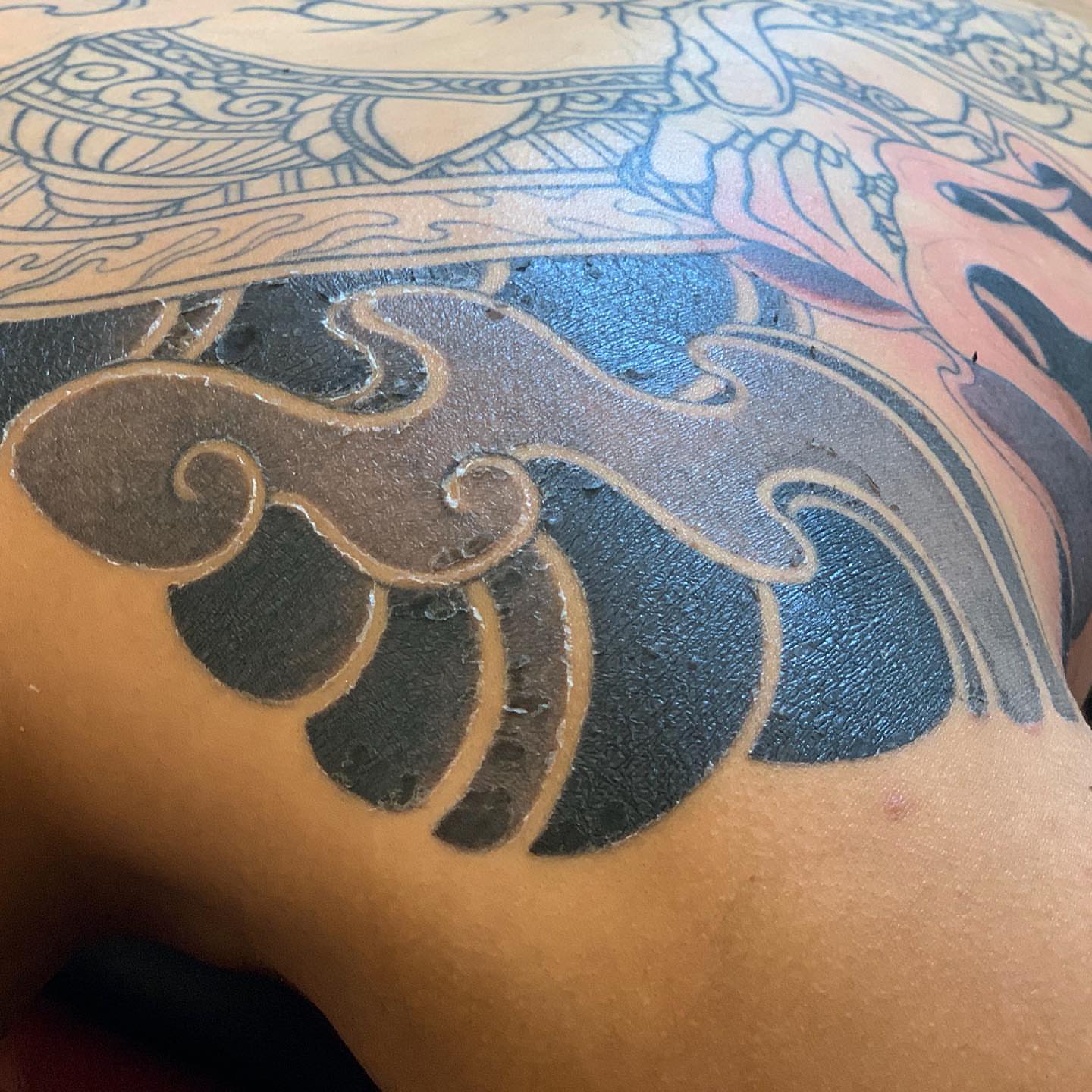 Fish japanese irezumi tattoo on the shoulder by 重君