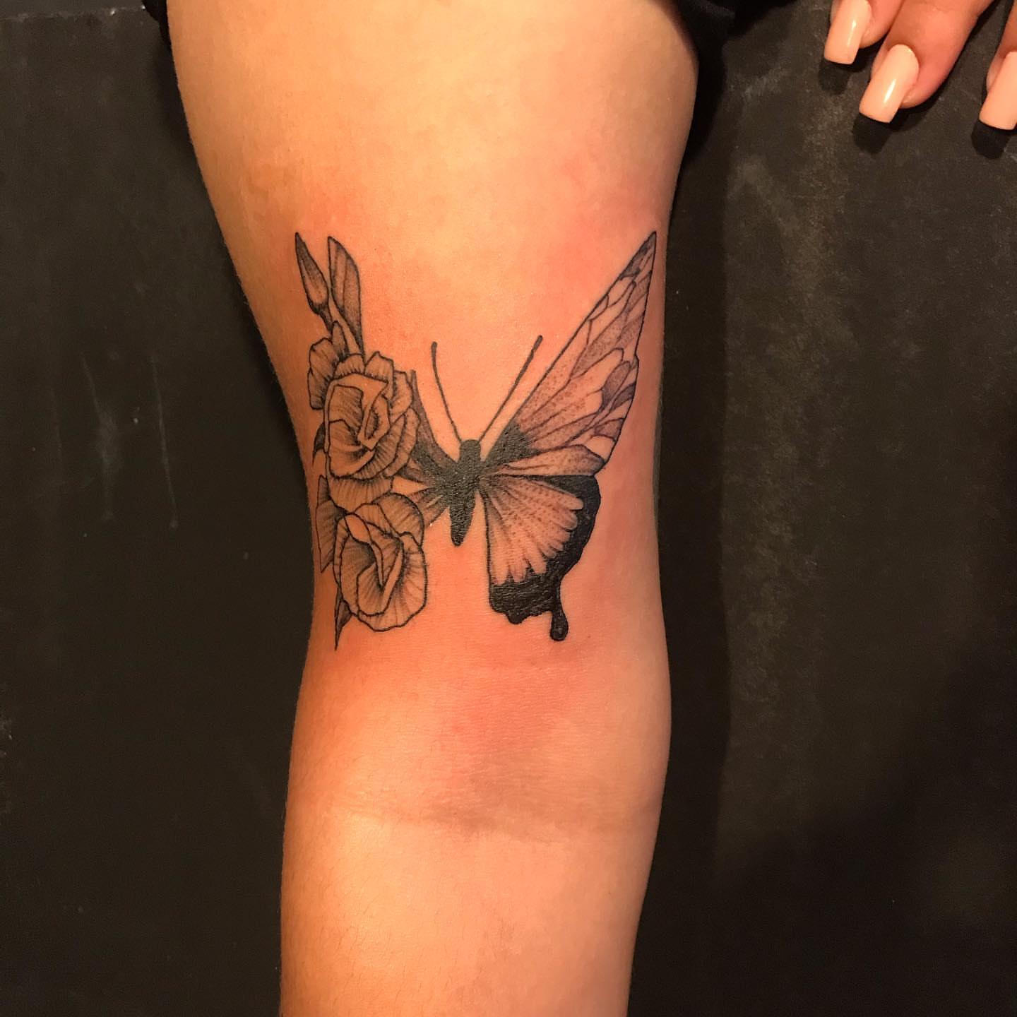 Butterfly and roses black and grey tattoo on the thigh by PrimaTa’ttoo_021