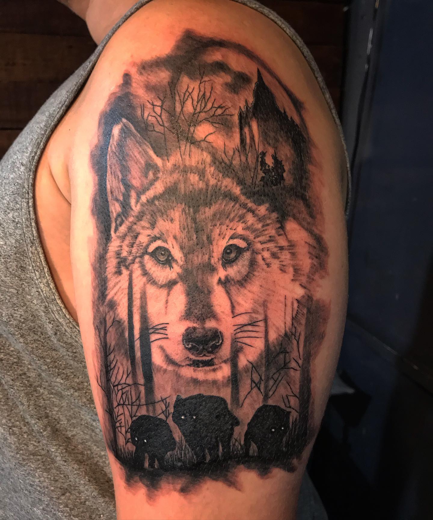 Wolf family realism tattoo on the shoulder by PrimaTa’ttoo_021