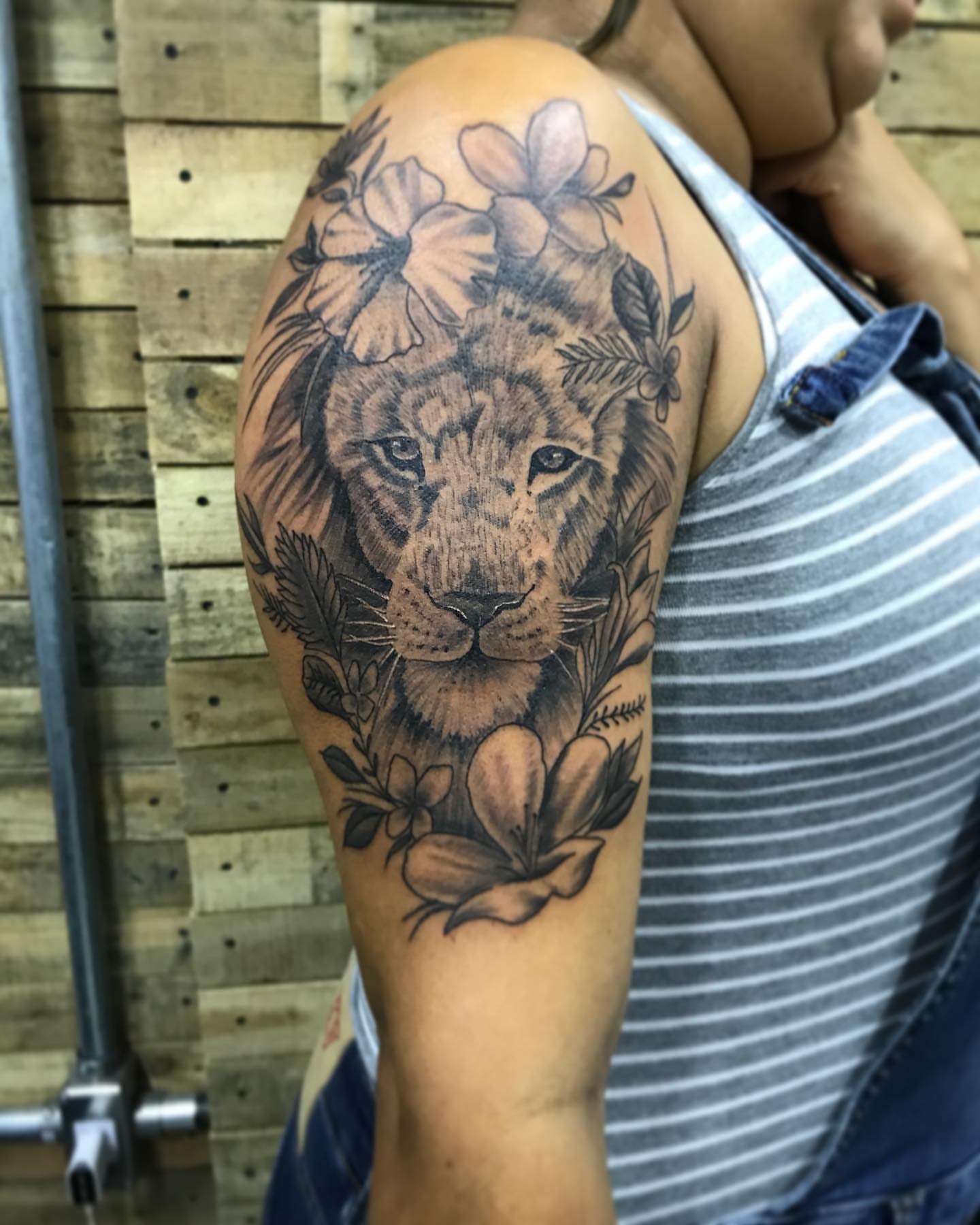 Lion with flowers realism tattoo on the shoulder by PrimaTa’ttoo_021