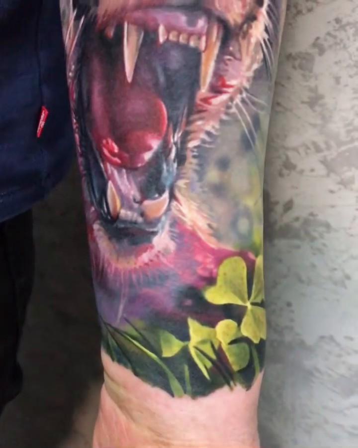 Roaring leopard realism tattoo by Dmitriy Paramonov πΊπ¦