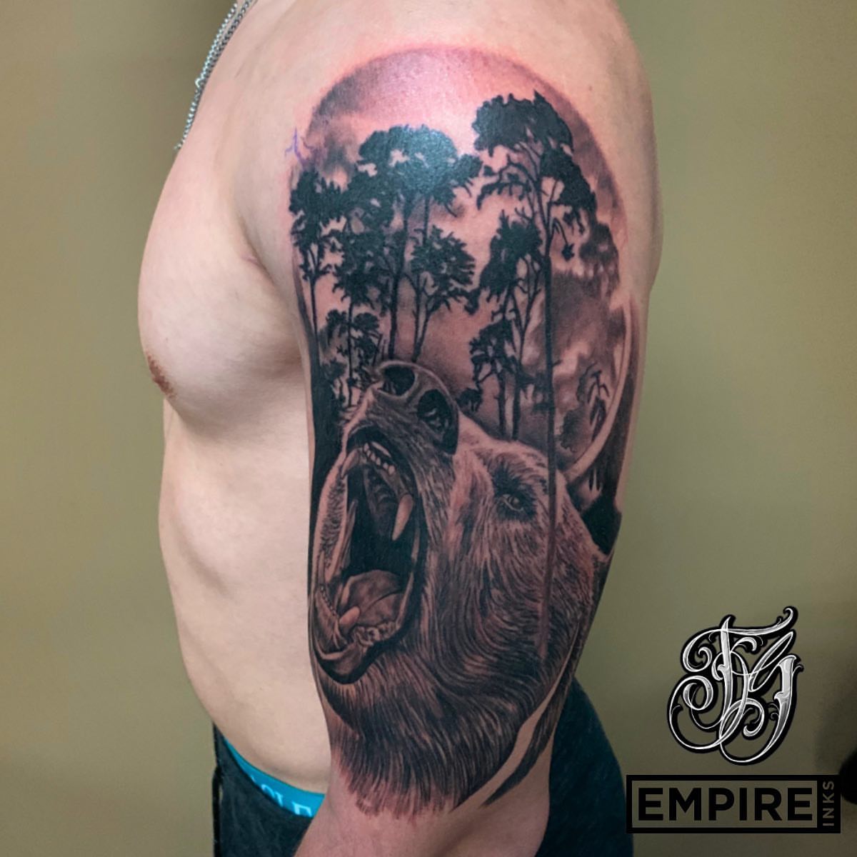 Bear roar realism tattoo on the shoulder by Joe Shepp