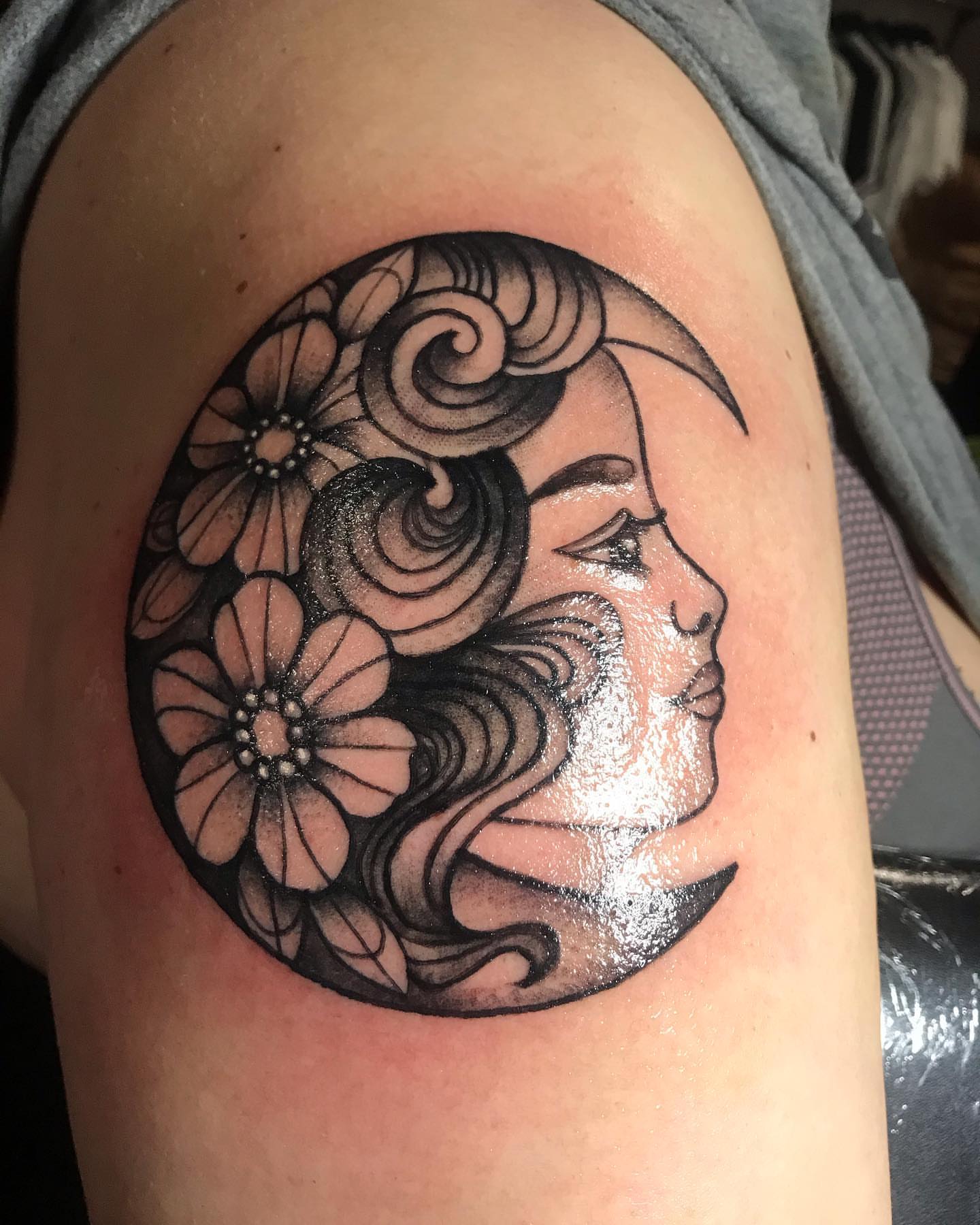 Woman's profile with flowers black and grey tattoo on the shoulder by Felix perez (Tattooer)
