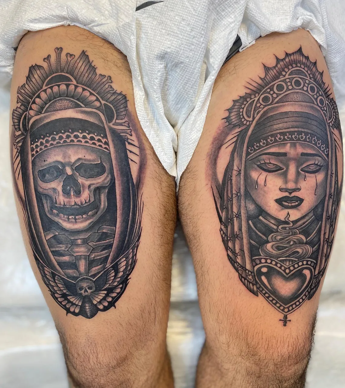 Skull and woman realism tattoo on the thigh by Charlie Soto