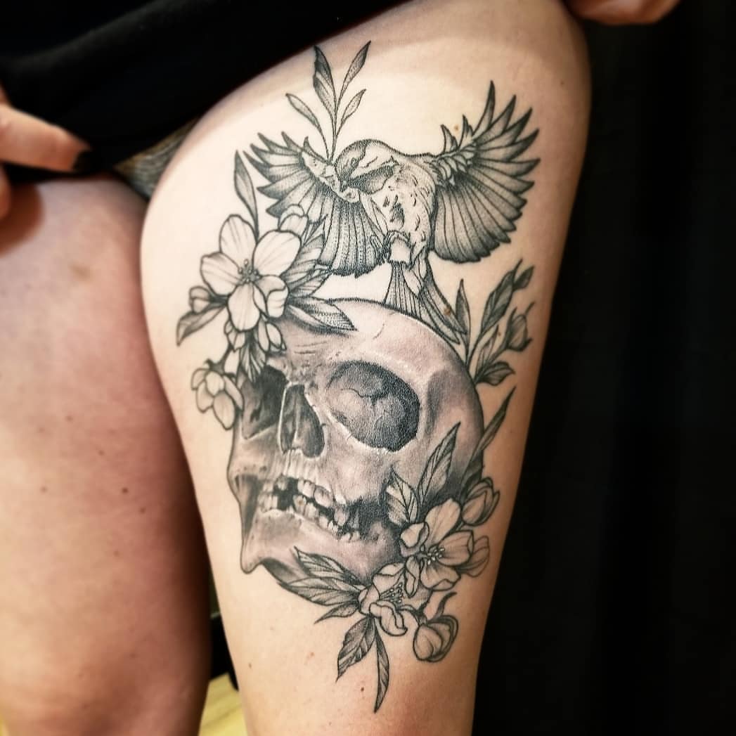 Skull and bird realism tattoo on the thigh by Neil Ohmie