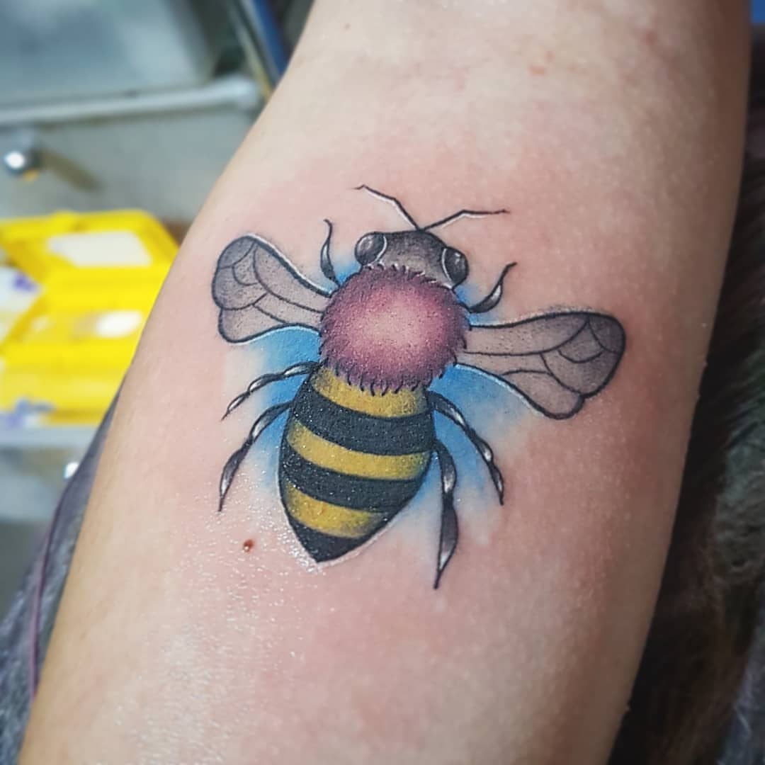 Bee realism tattoo on the forearm by Luis Chauta