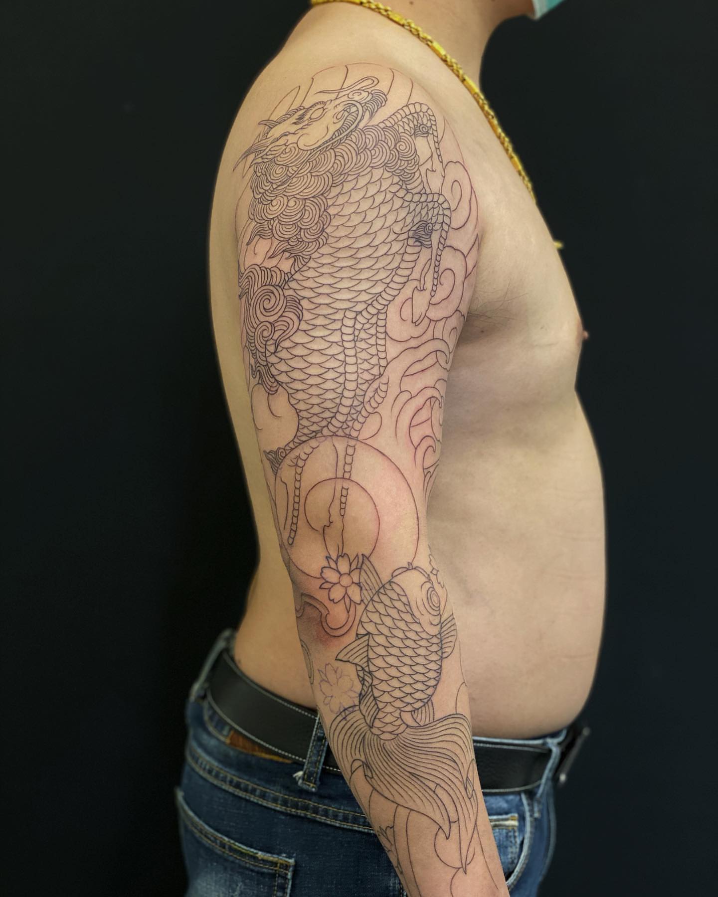 Koi fish and dragon japanese irezumi tattoo on the upper arm by 重君