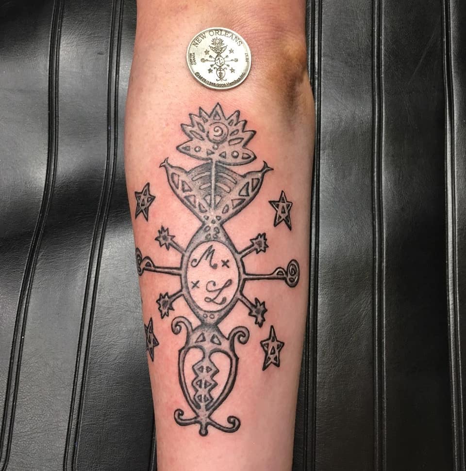 Tattoo by @aartaccenttat2 — black_and_grey
