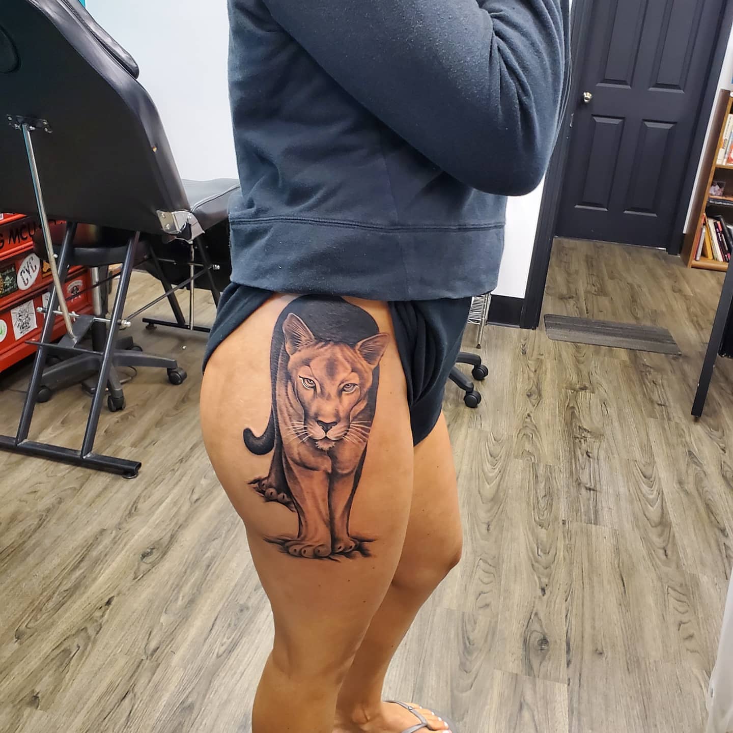 Mountain lion realism tattoo on the thigh by @stevison15