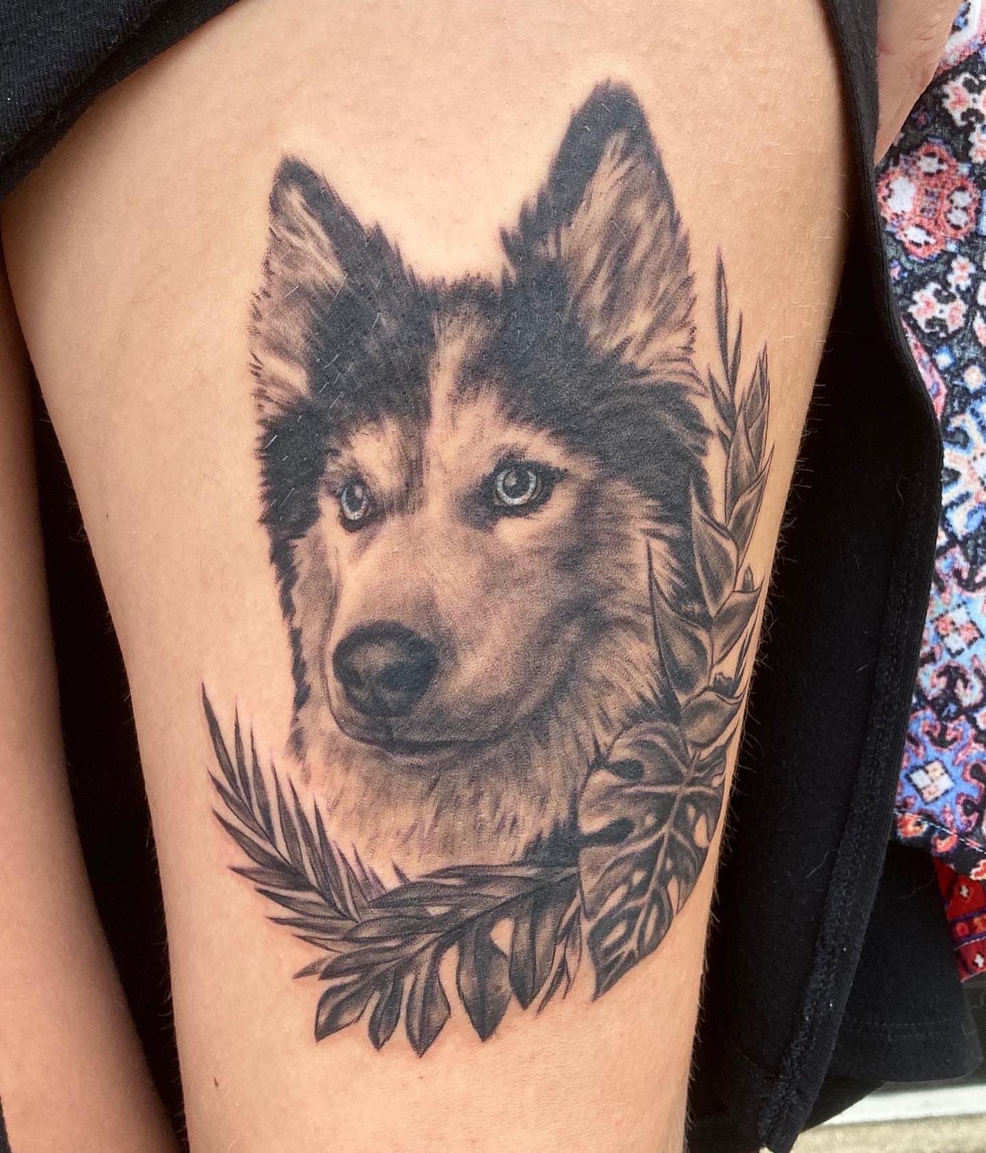 Wolf realism tattoo on the thigh by Comfy Chris Fettig