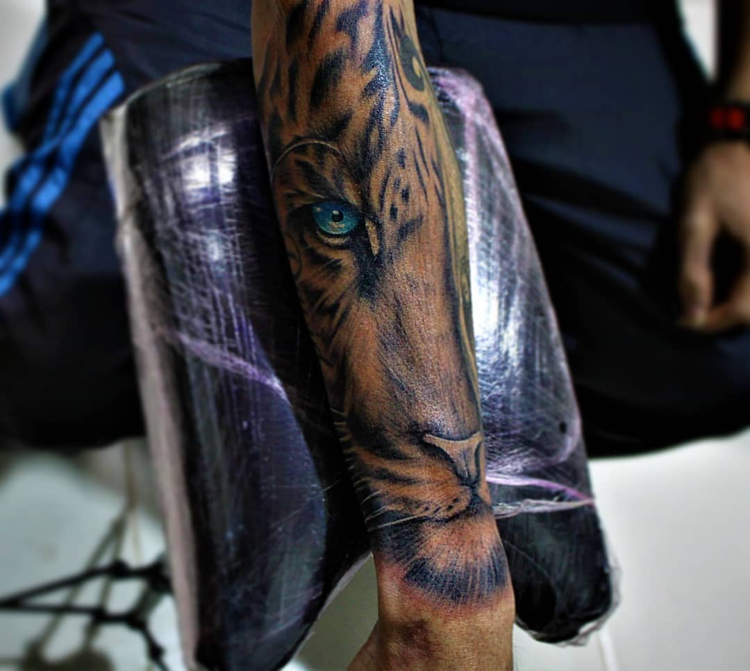 Wolf realism tattoo on the forearm by Luis Chauta