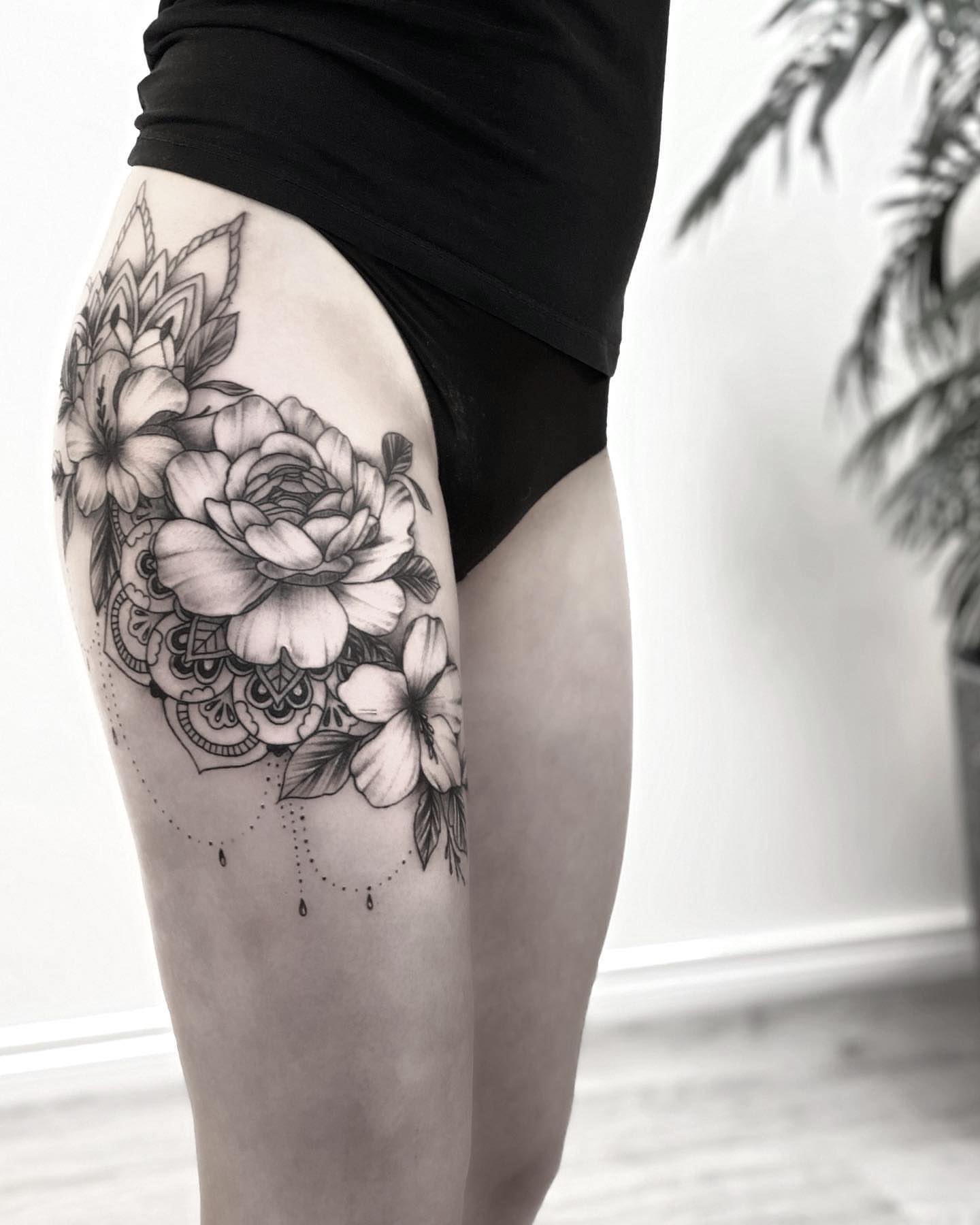 Floral bouquet geometric tattoo on the thigh by Robin Spitschan