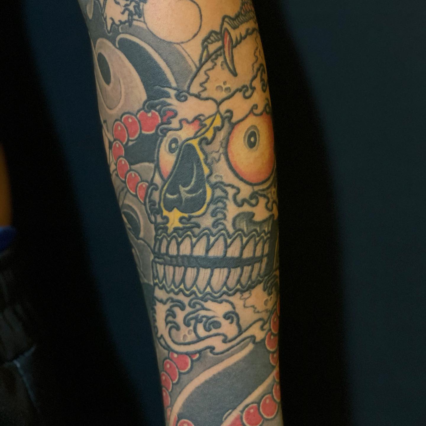 Skull with berries American traditional tattoo on the forearm by 重君