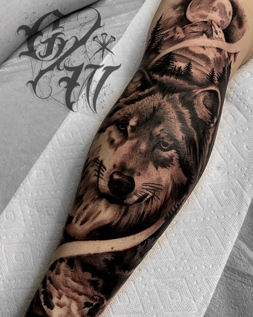 Wolf realism tattoo on the forearm by George Weibe
