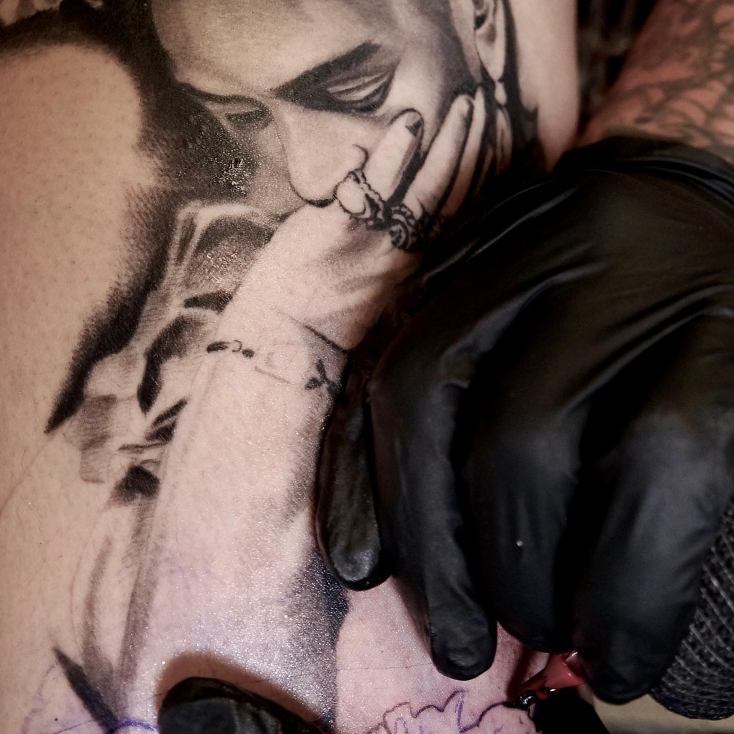 Man with hand gesture realism tattoo on the forearm by ๐ฝ๐๐๐๐๐๐๐ ๐ถ๐๐๐