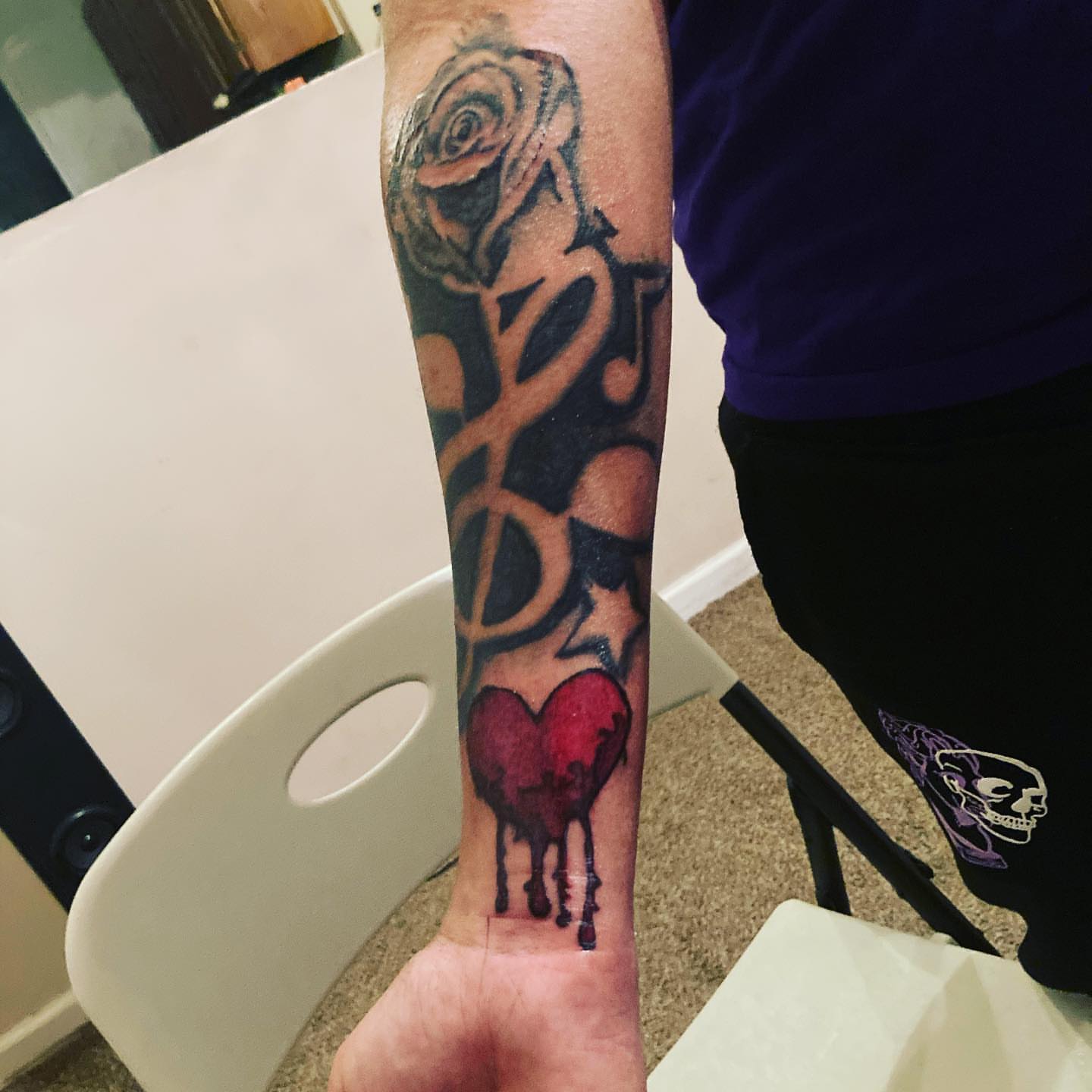 Rose and heart neo-traditional tattoo on the forearm by Danimals