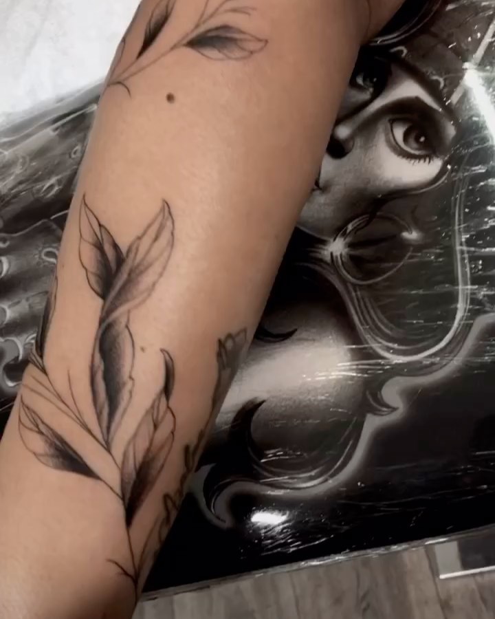Leaf black and grey tattoo on the forearm by Daniel Gutierrez