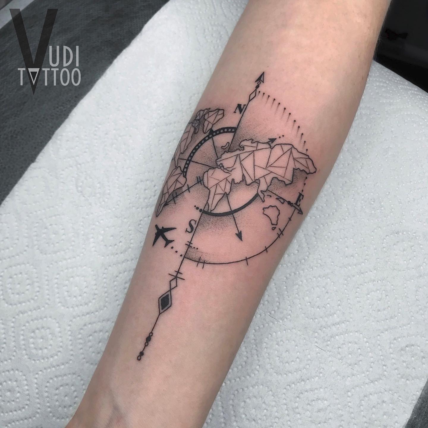 Tattoo by @vudi_tattoo — dotwork, geometric