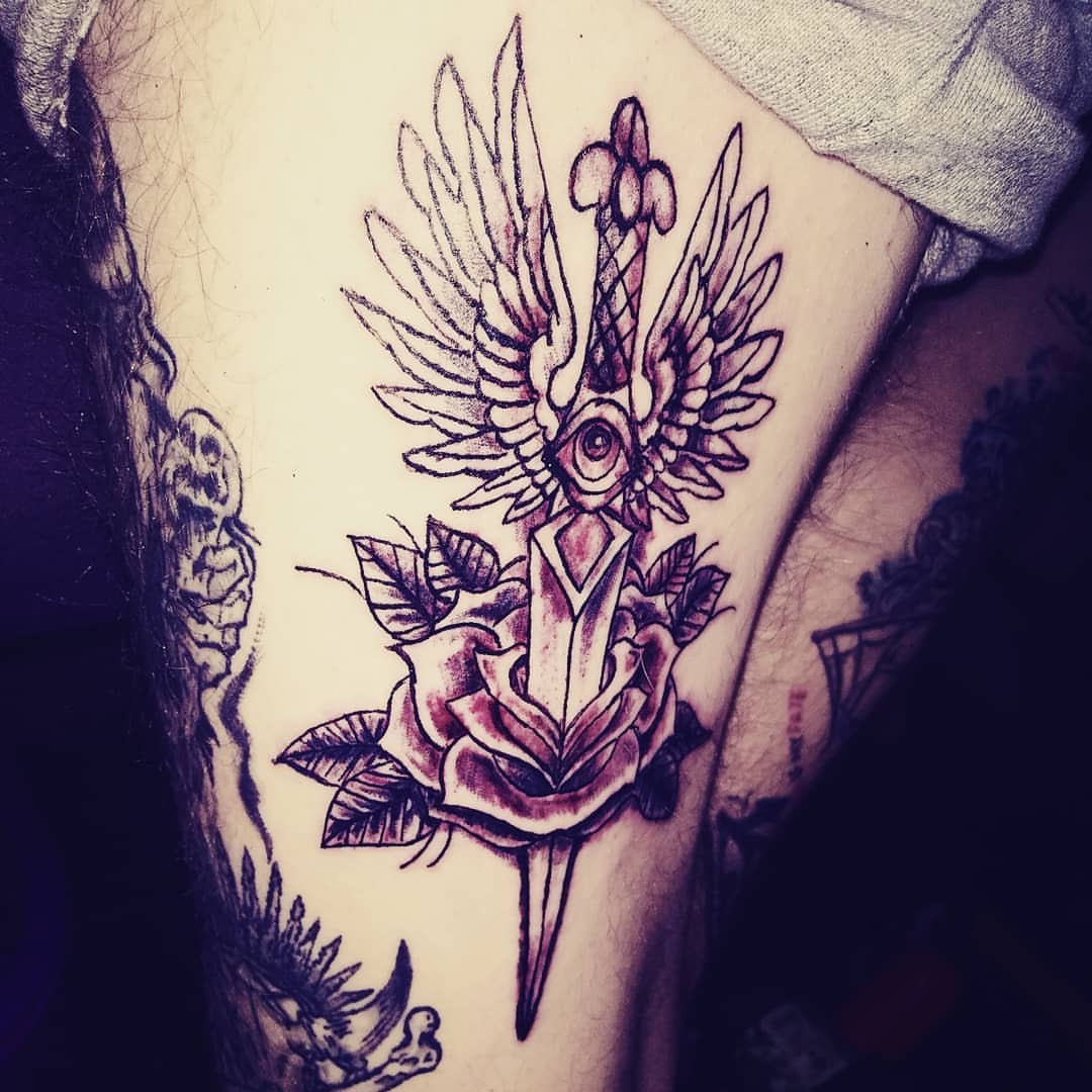 Eye and wings neo-traditional tattoo on the thigh by Louie Vee Guddah