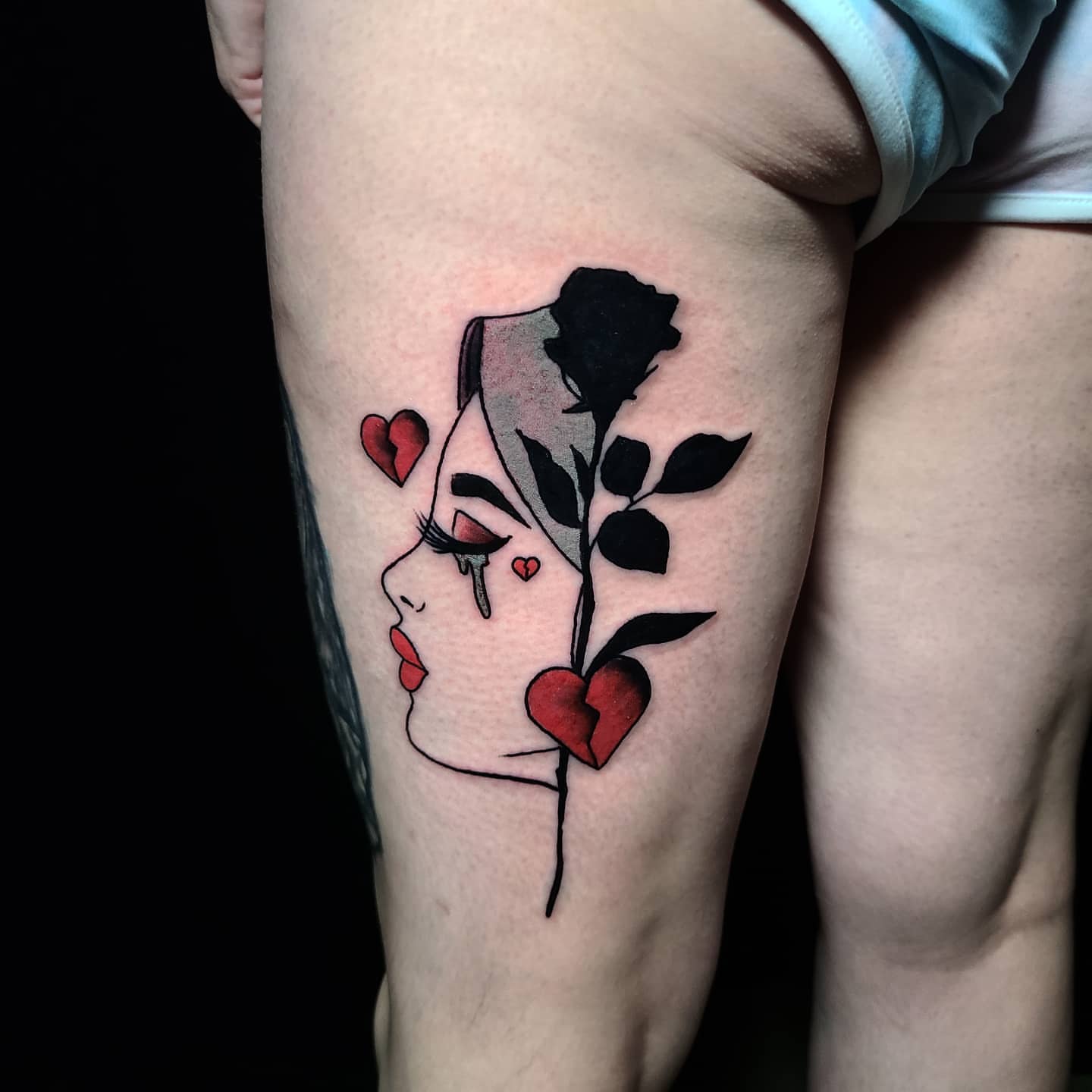 Broken heart dark realism tattoo on the thigh by ๐๐ฌ๐ฐ๐ฅ ๐๐ฌ๐ฌ๐ซ