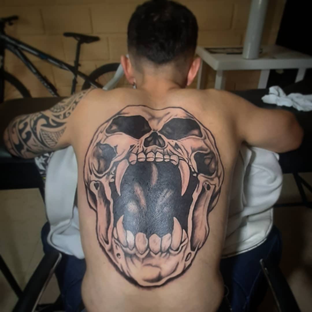 Skull realism tattoo on the back by Erasmo Vasquez