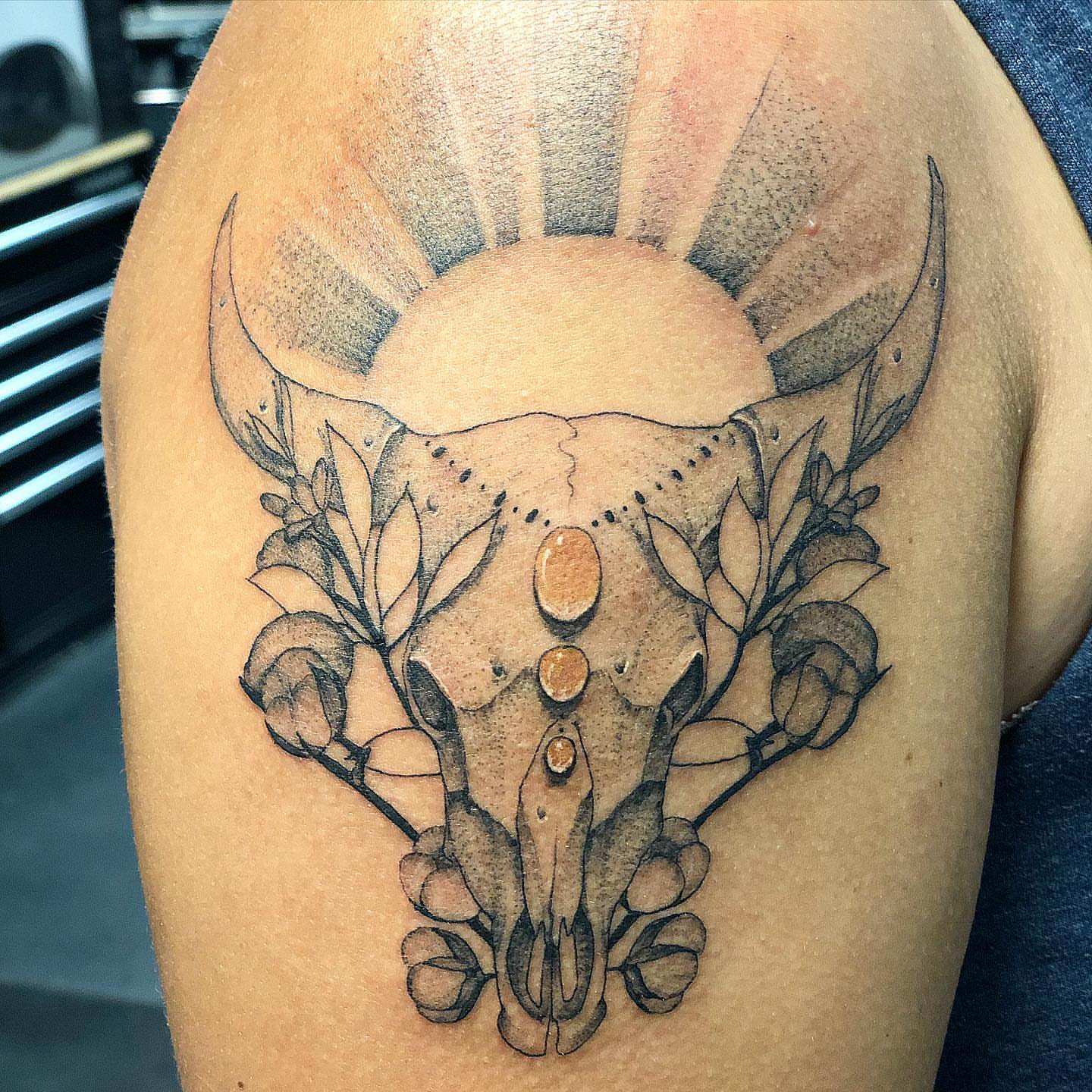 Deer skull black and grey tattoo on the shoulder by 𝕵𝖆𝖞 𝕽𝖎𝖟𝖟𝖔