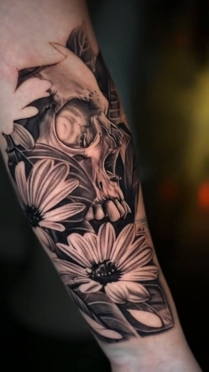 Skull and flowers realism tattoo by Alan Delarosa