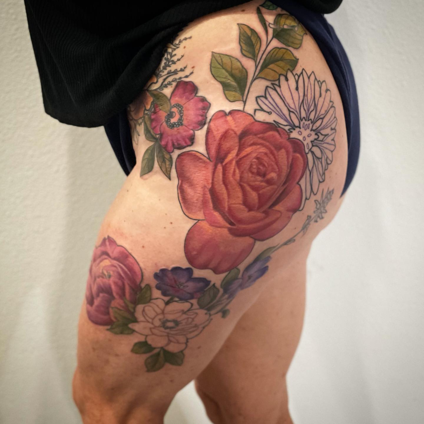 Floral bouquet new school tattoo on the thigh by 𝓚𝓪𝓼𝓼𝓪𝓷𝓭𝓻𝓪 𝓜𝓬𝓒𝓪𝓵𝓵, Eugene, Oregon